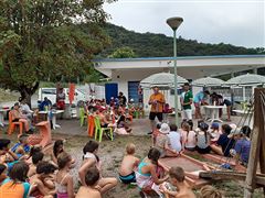 Tous les enfants des centres de loisirs sont réunis autour de Josian Cabrol à la piscine intercommunale pour la remise des médailles après les Olympiades