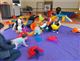 Enfants jouant avec leurs accompagnants sur un tapis de sol violet