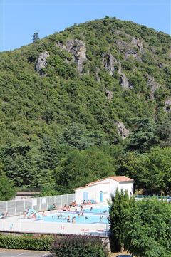 La piscine intercommunale du Minervois au Caroux à St-Pons de Thomières, installée dans son écrin de verdure.