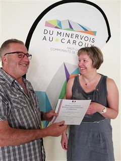 Josian Cabrol remet son diplôme à Fabienne Viste, depuis 30 ans au service de la collectivité